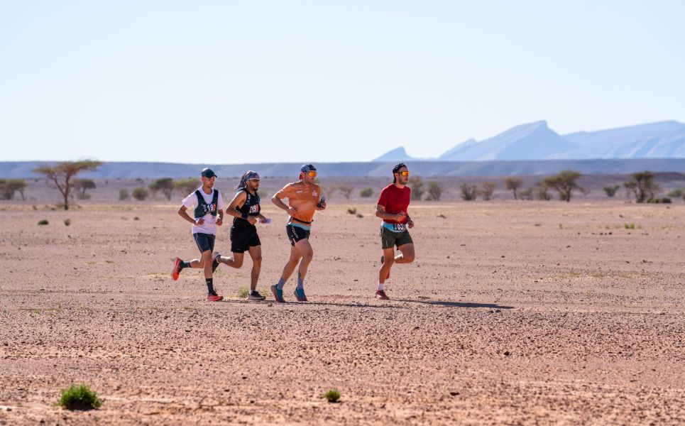 Raid Courrier Sud au Maroc en course à pied et VTT - Coureurs désert